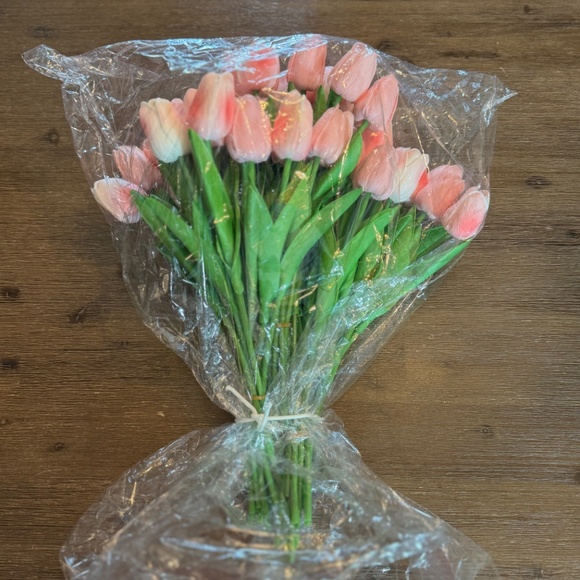 Artificial Tulips Bouquet Real Touch PU. 55 Flowers in glass vase - Picture 4 of 10